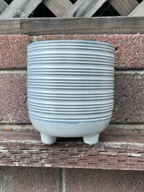 URBAN TRENDS COLLECTIONS CERAMIC 3 FOOTED POT WITH LINE DESIGN